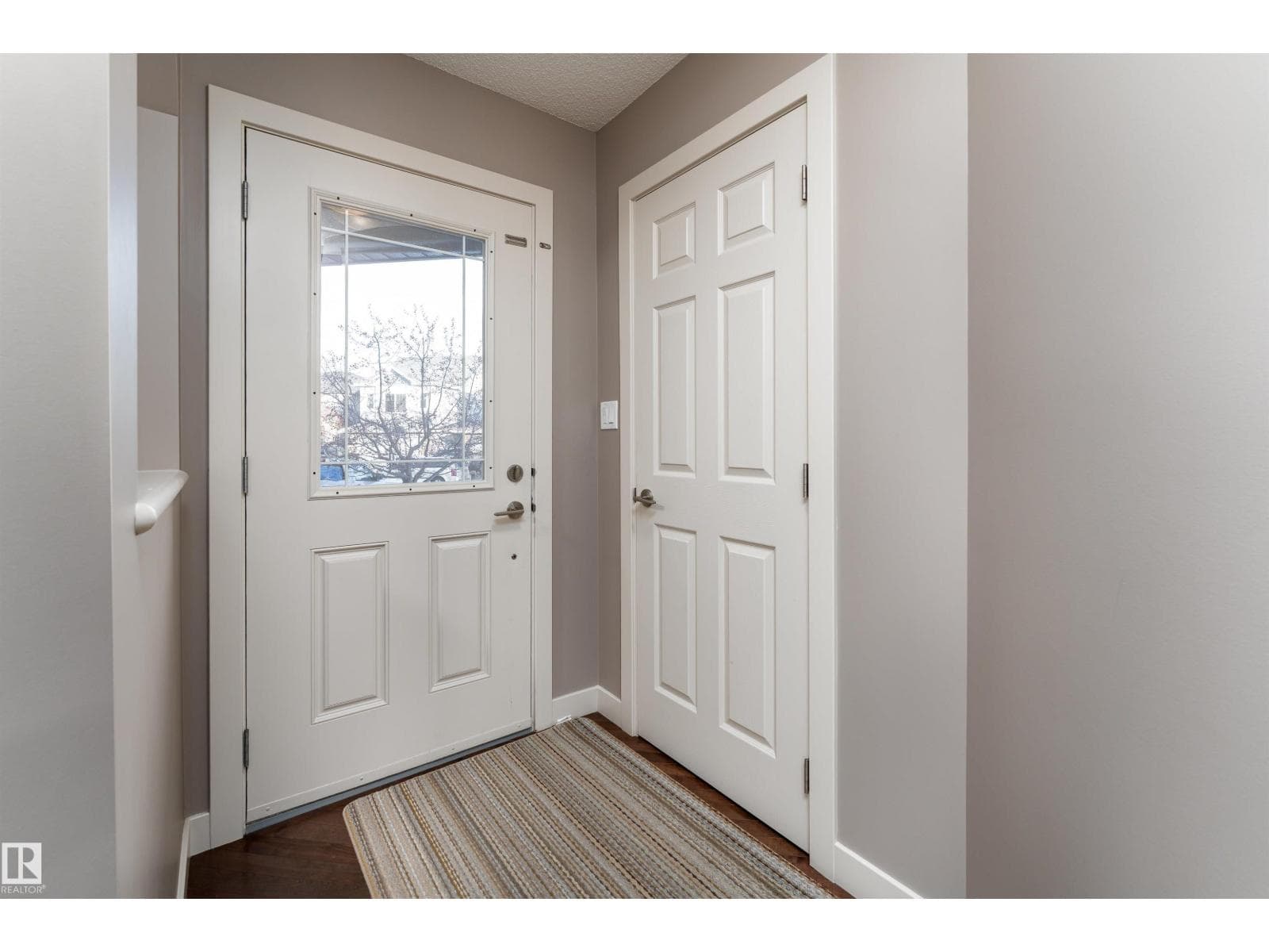 6811 19 AV SW — photo 2