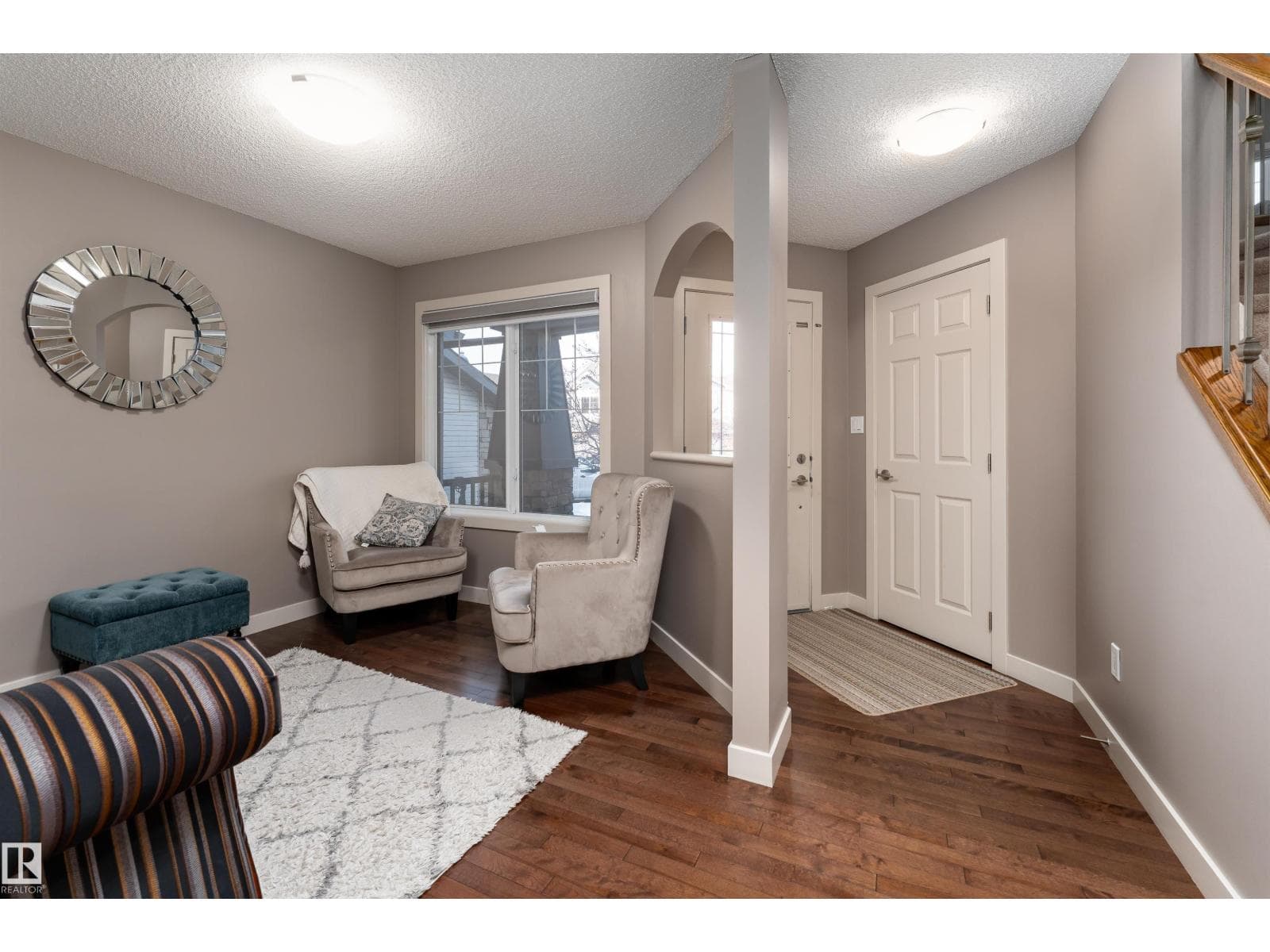 6811 19 AV SW — photo 3