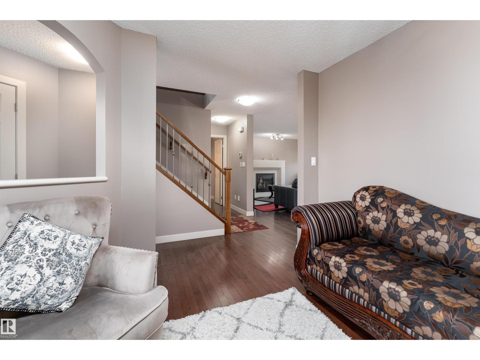6811 19 AV SW — photo 4