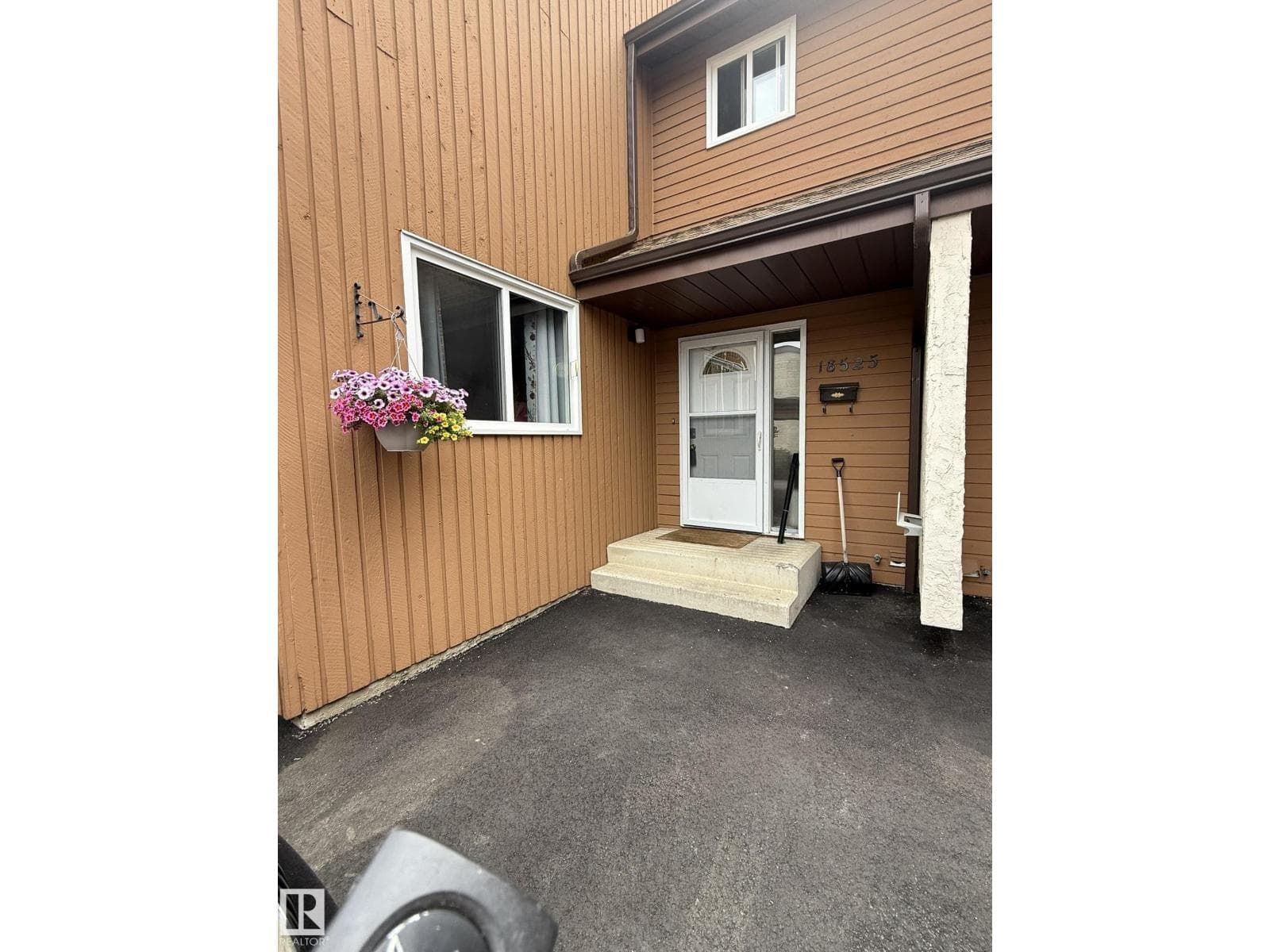 18525 66 AV NW