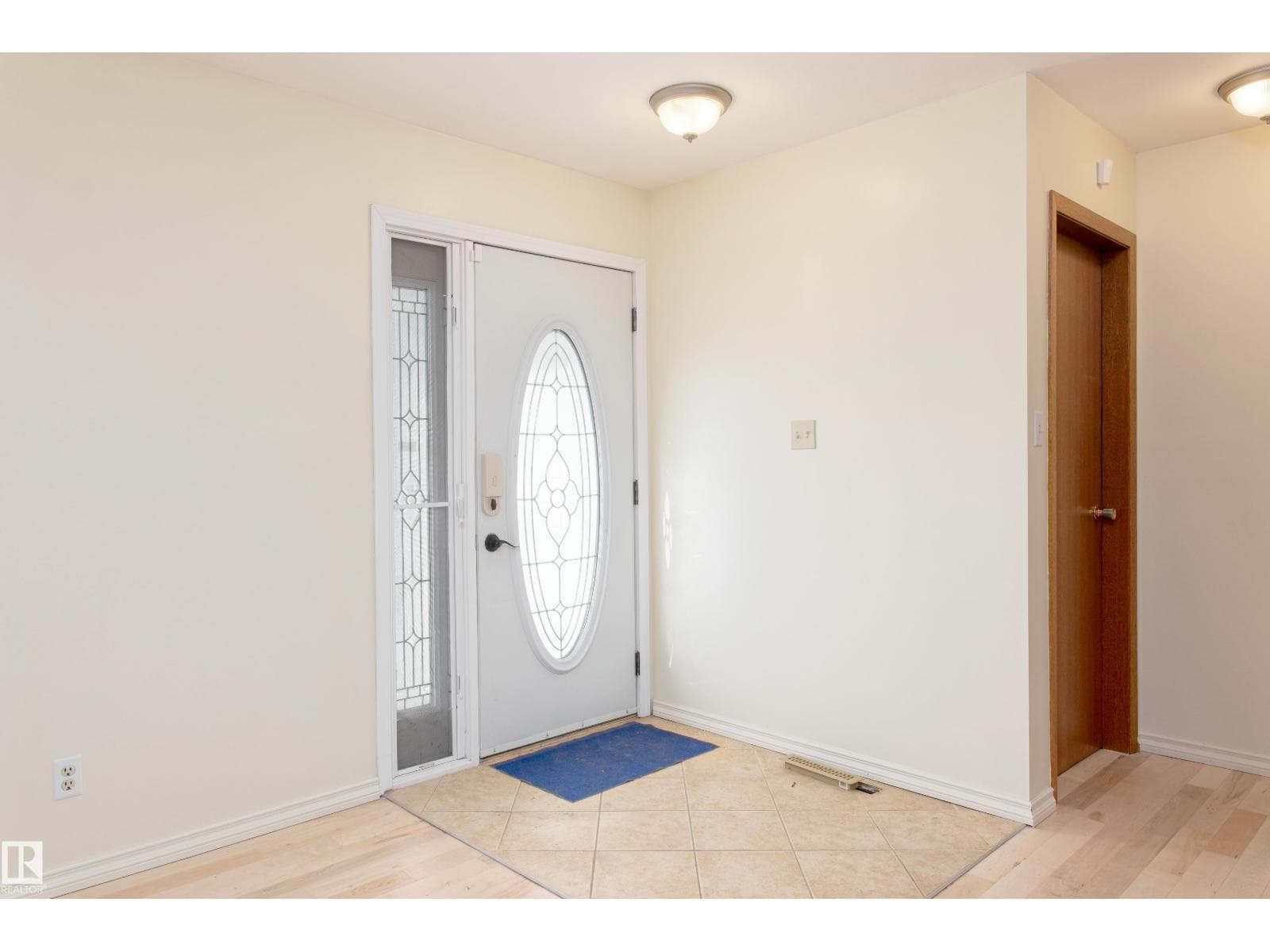 4706 54 AV photo 4