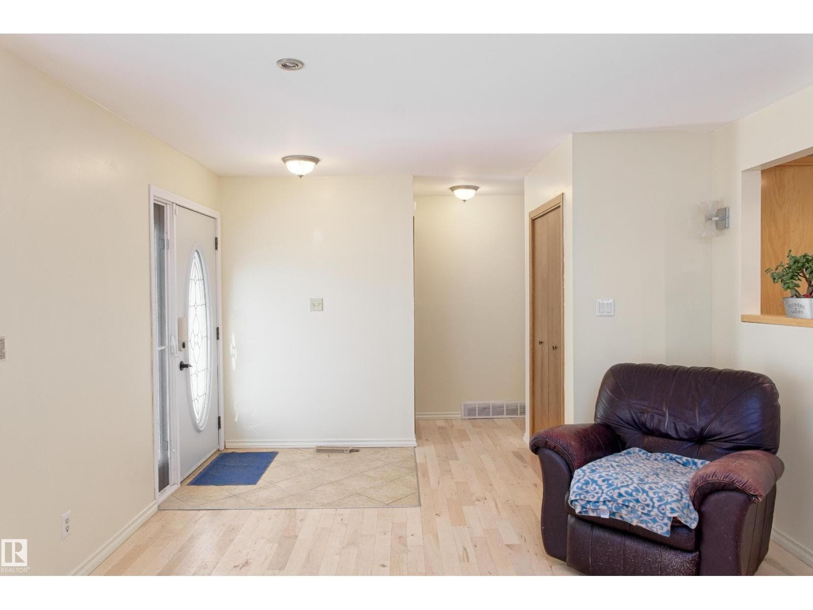 4706 54 AV photo 5