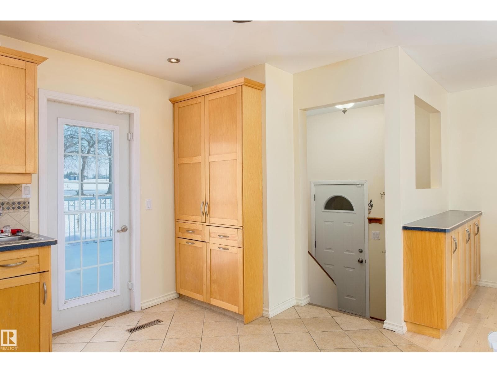 4706 54 AV photo 12