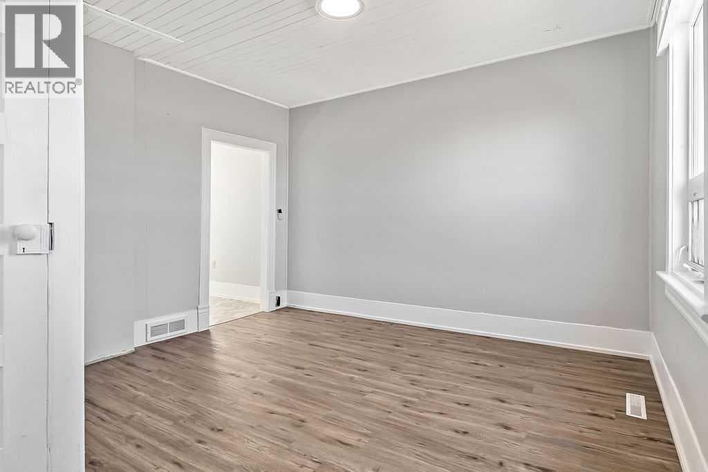 107 1 Avenue N — photo 3