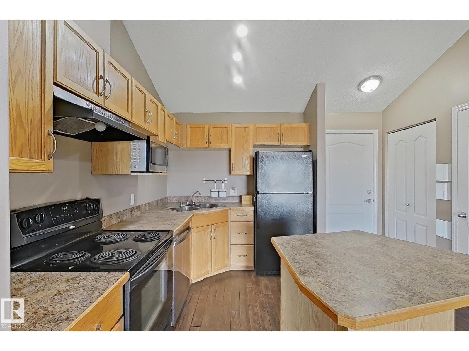 #421 3425 19 ST NW — photo 4