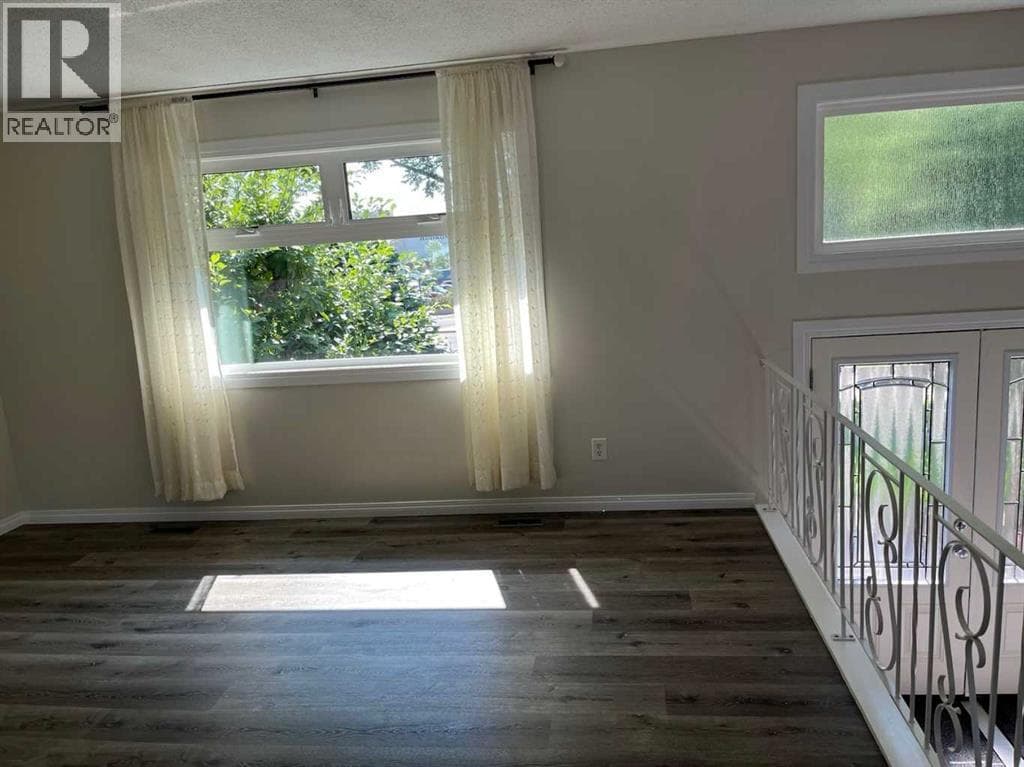 4928 40 Avenue NW — photo 5