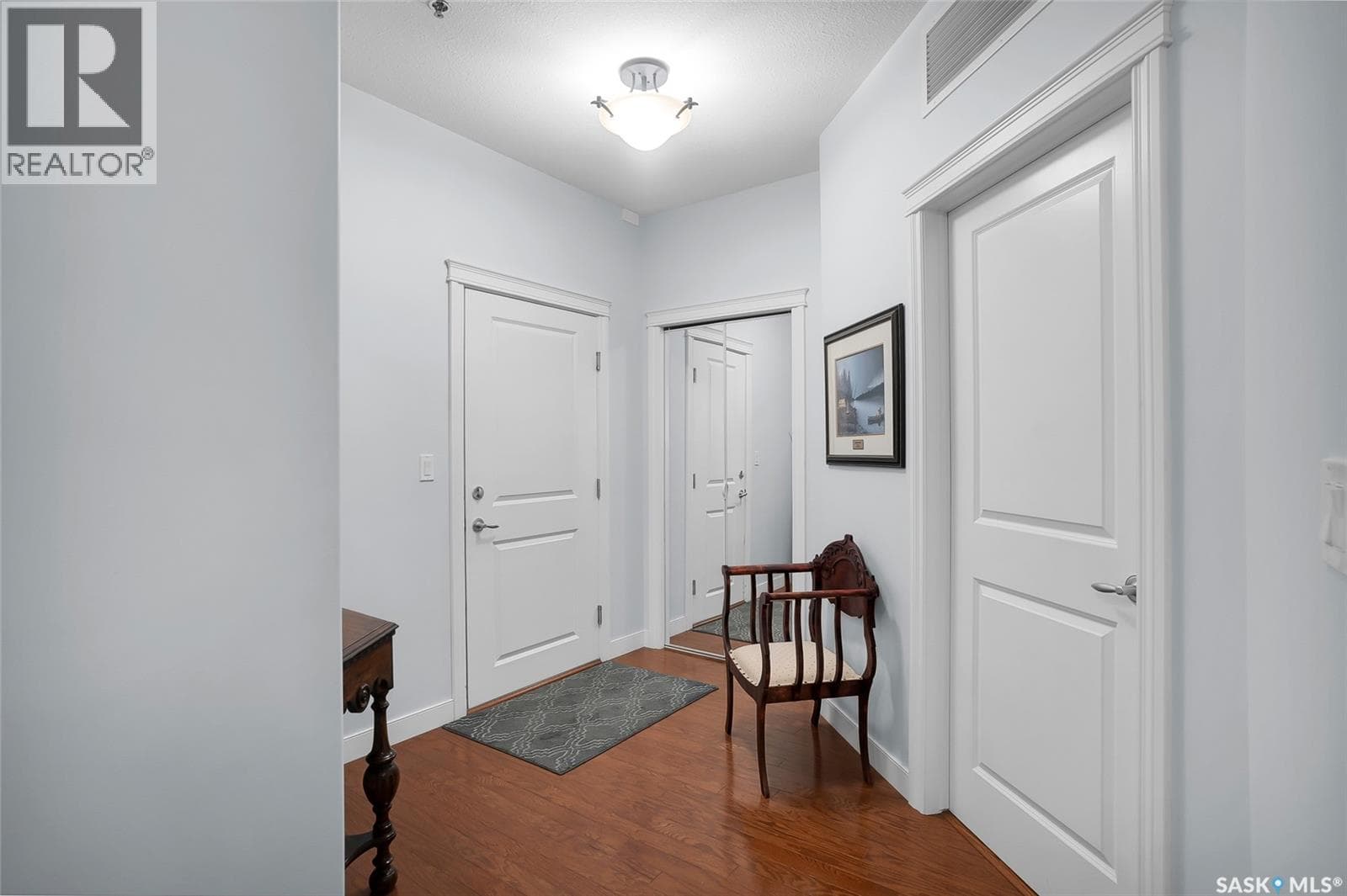 204 401 cartwright STREET — photo 2
