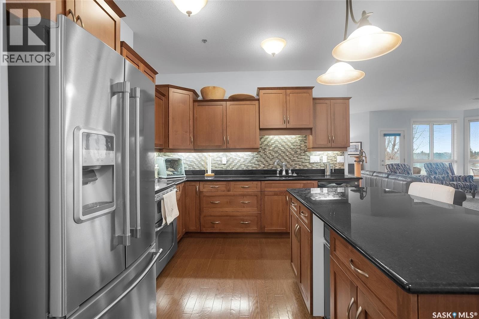 204 401 cartwright STREET — photo 4