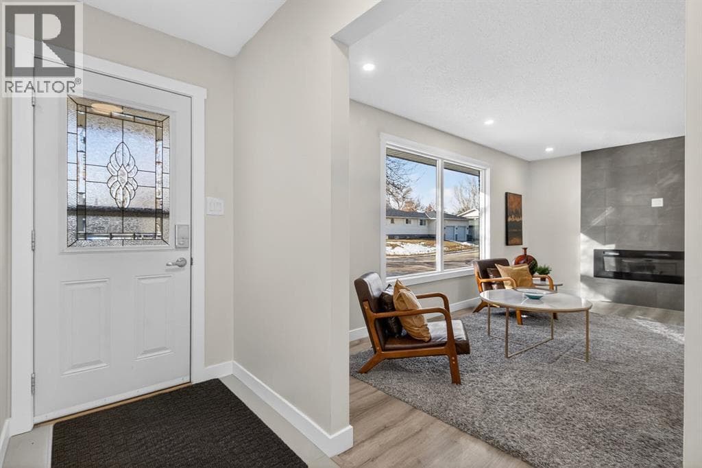 203 Lynnover Place SE — photo 2