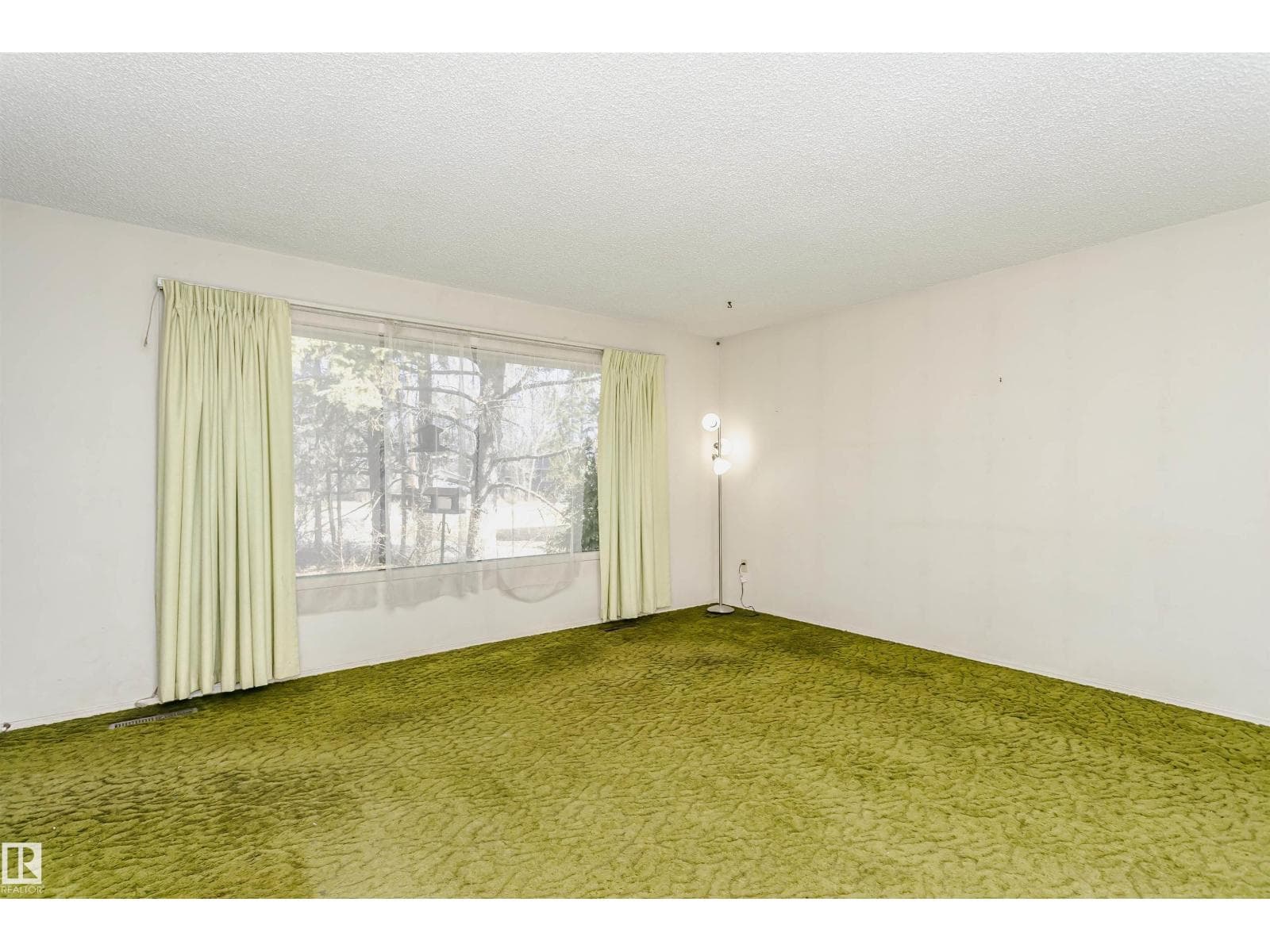 5041 48 AV — photo 5