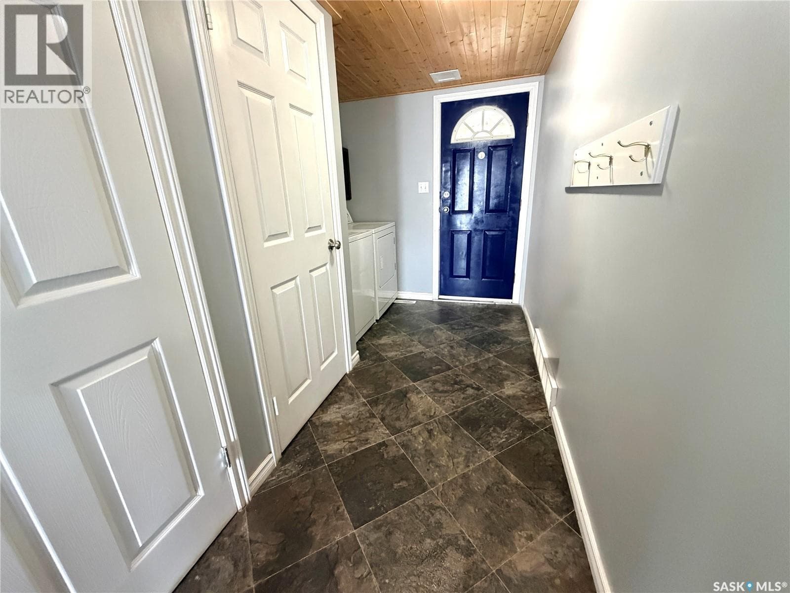 9021 Walker DRIVE — photo 2