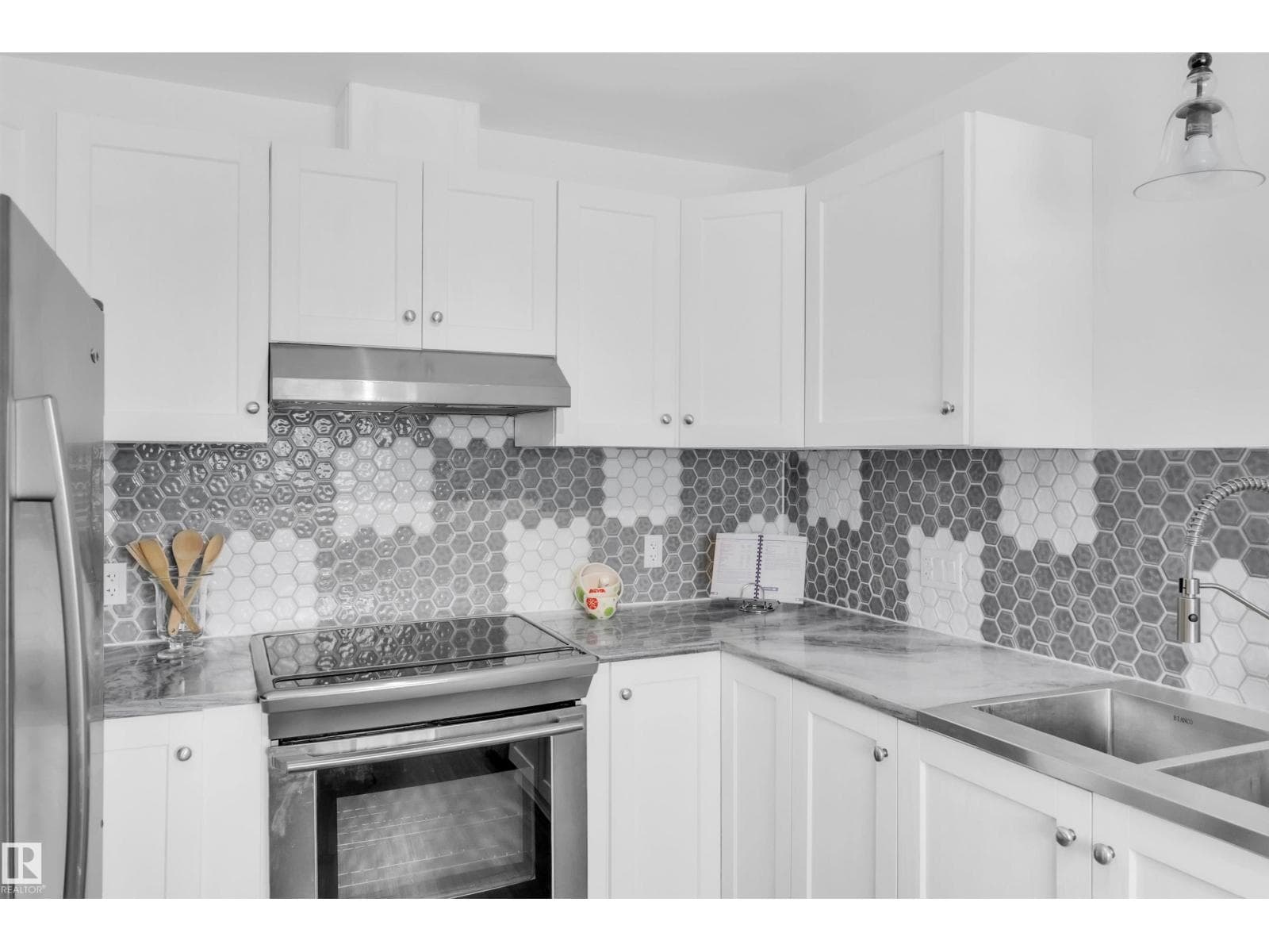 5107 52 Ave — photo 3