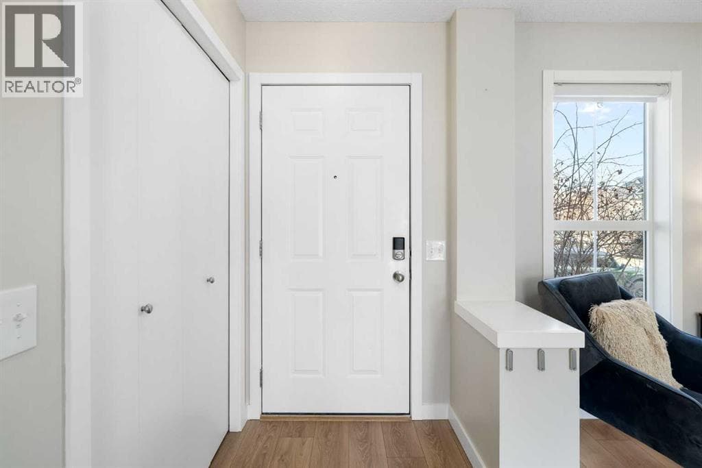 9 Elgin Mews SE — photo 3