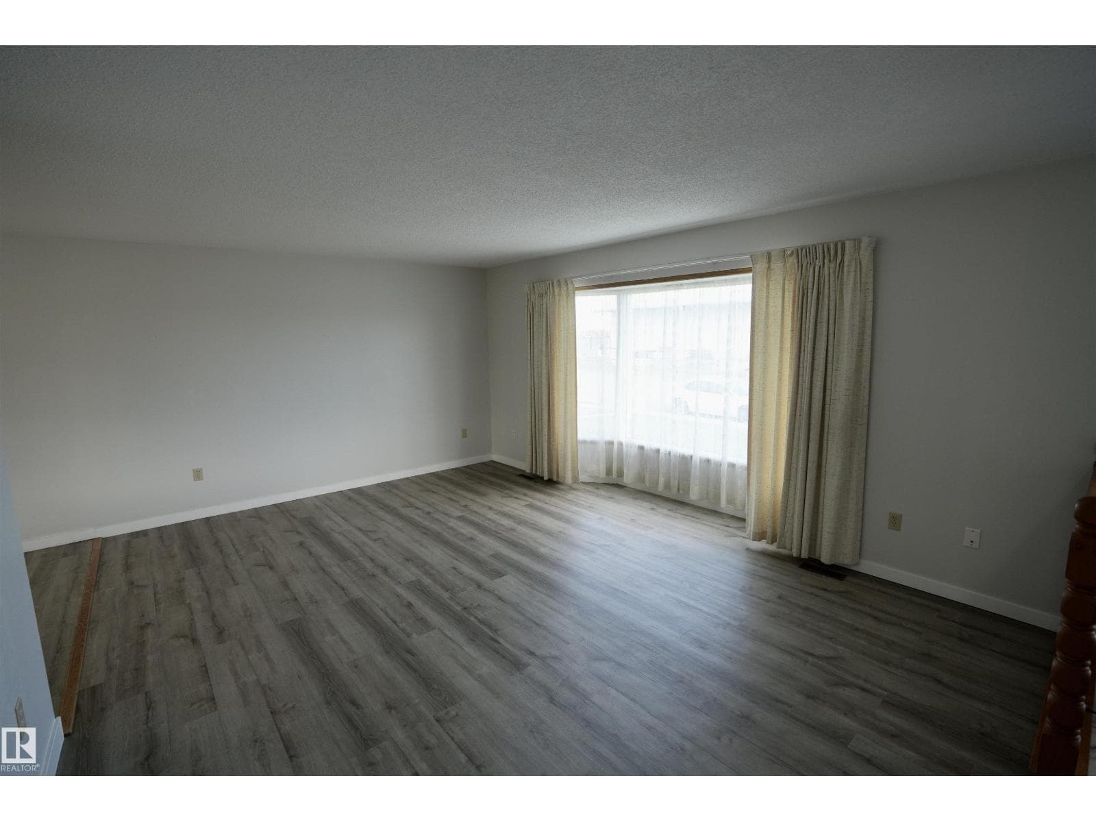 4009 48 AV — photo 3