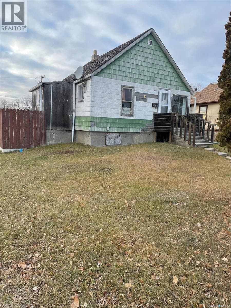 2080 Connaught STREET — photo 2