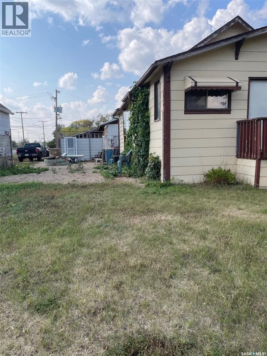 2068 Connaught STREET — photo 2