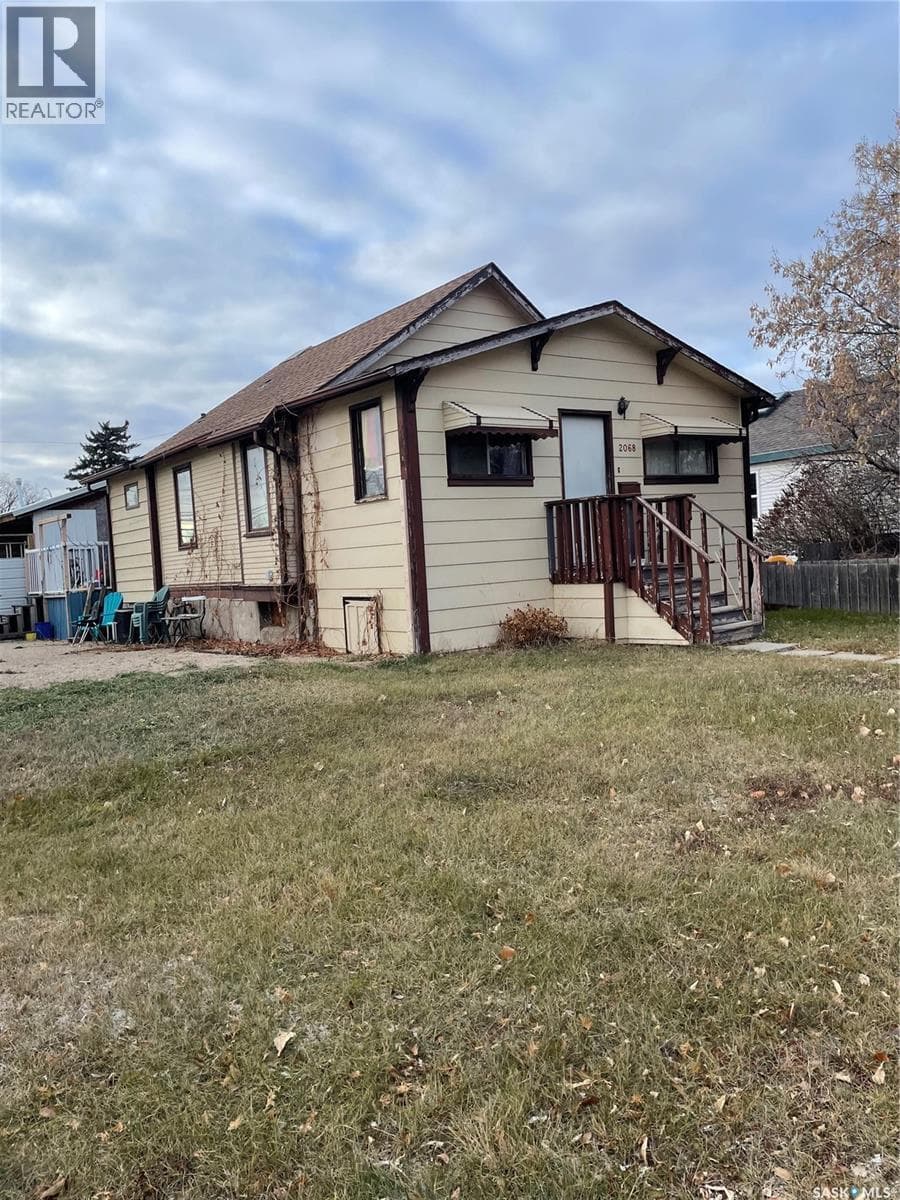 2068 Connaught STREET — photo 4