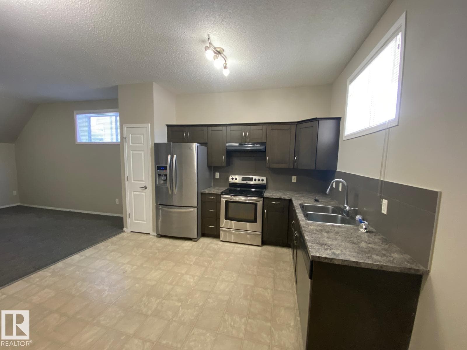 122 142 Selkirk PL — photo 5