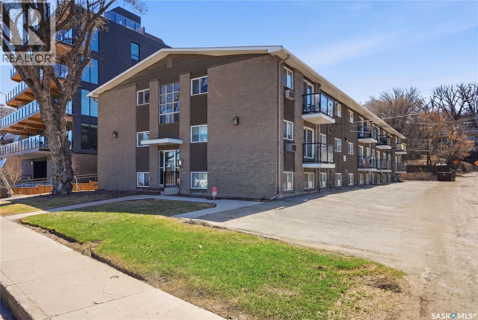 303 208 Saskatchewan CRESCENT E