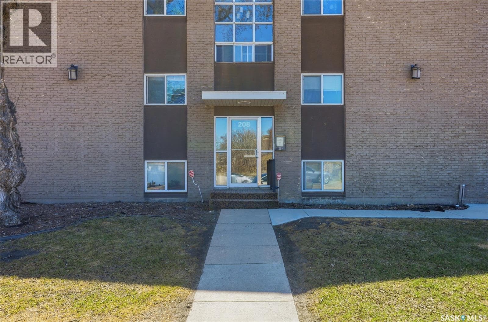 303 208 Saskatchewan CRESCENT E — photo 3