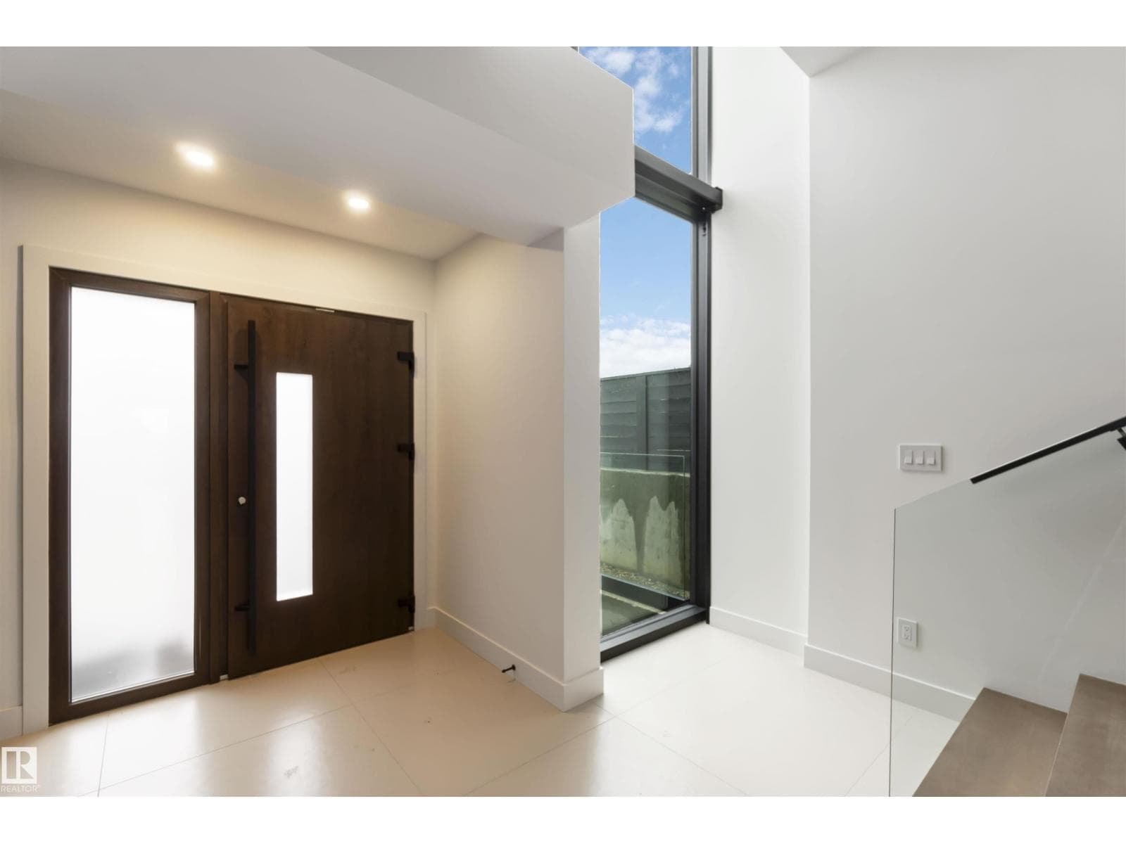 8915 STRATHEARN DR NW — photo 2