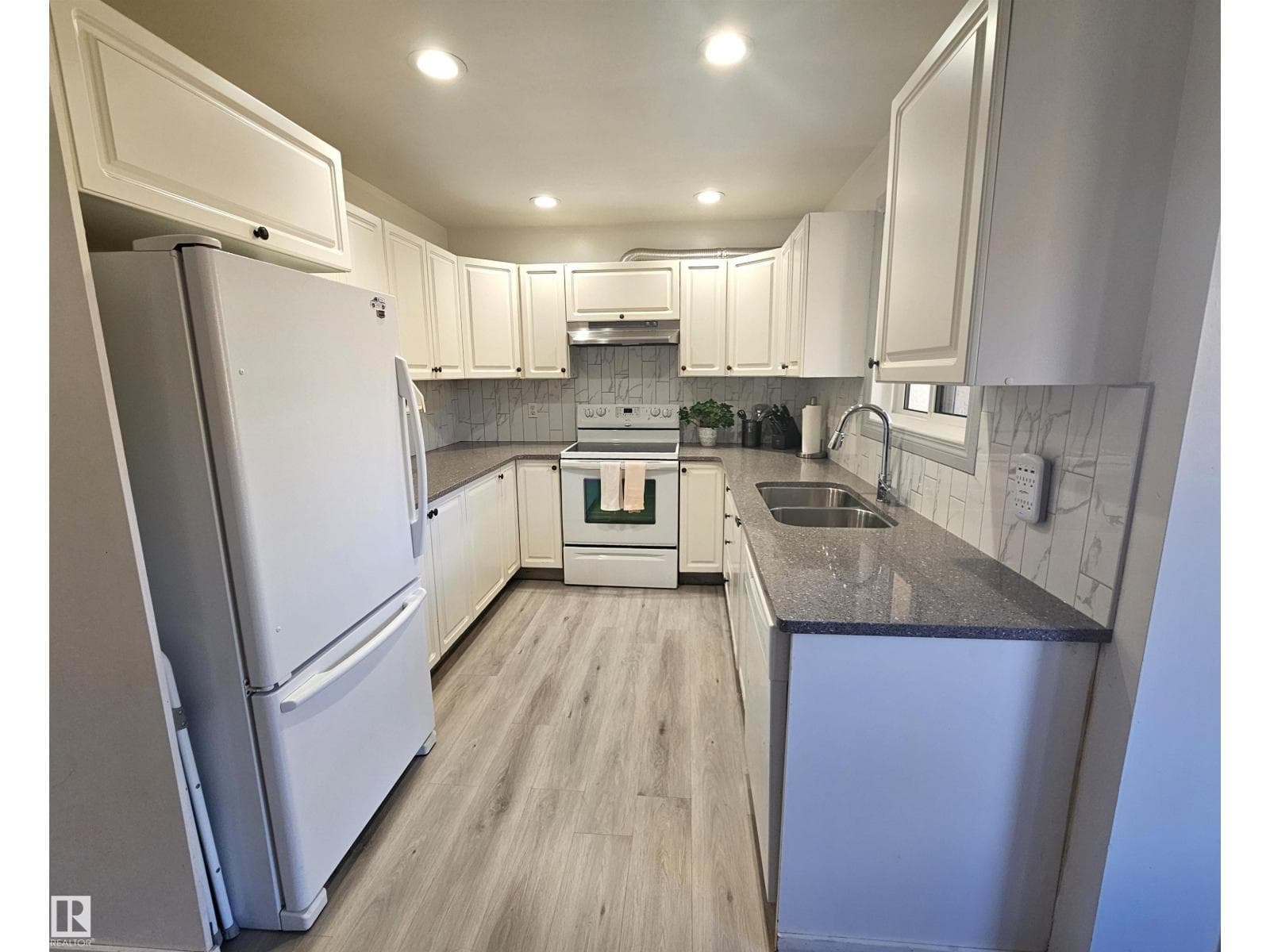 #28 3645 145 AV NW — photo 3