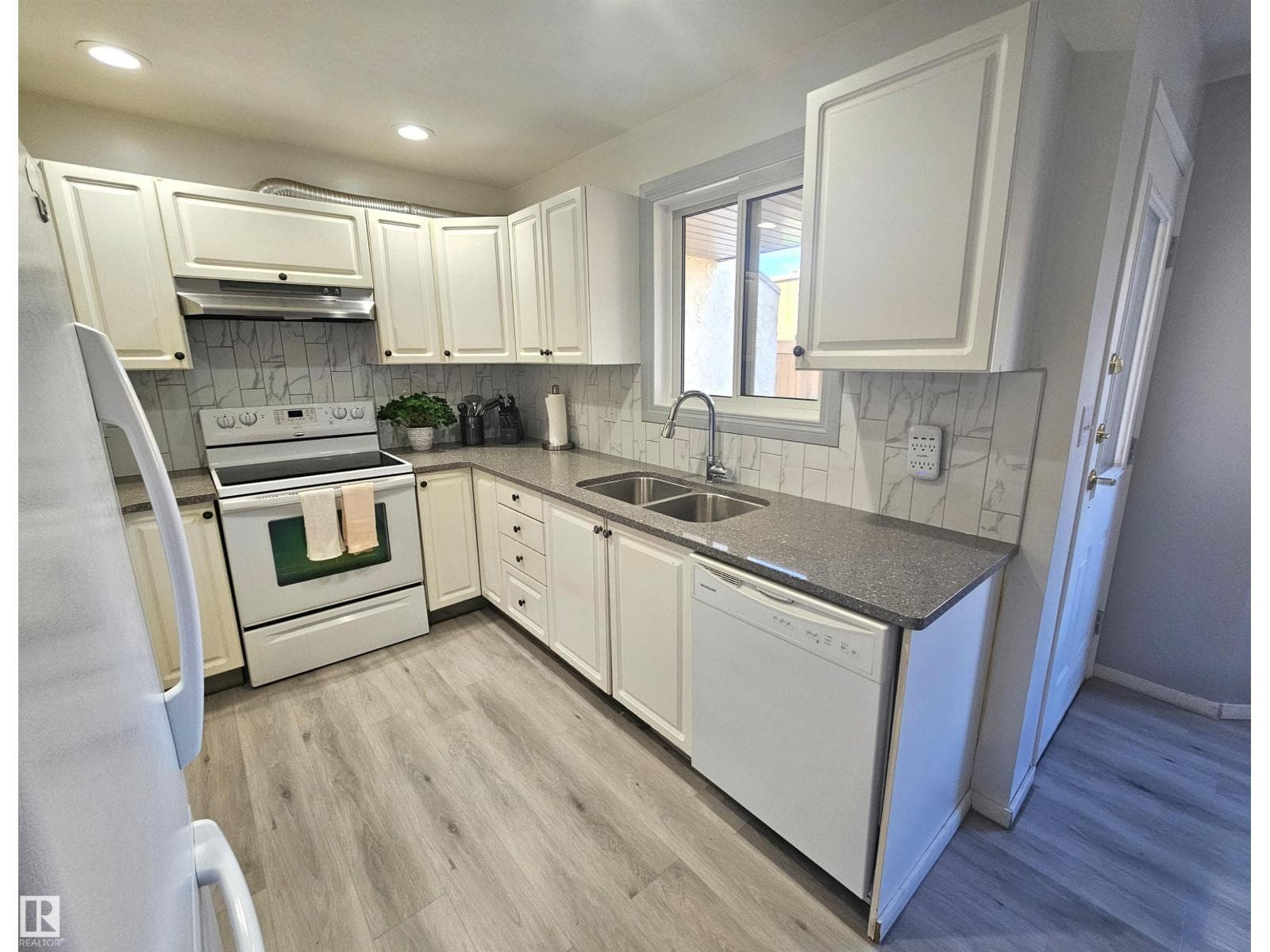 #28 3645 145 AV NW — photo 5