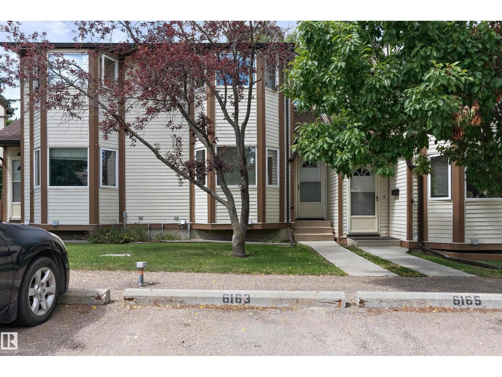 6163 38 AV NW