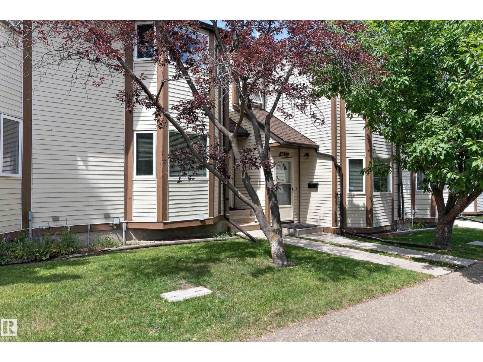 6163 38 AV NW — photo 3