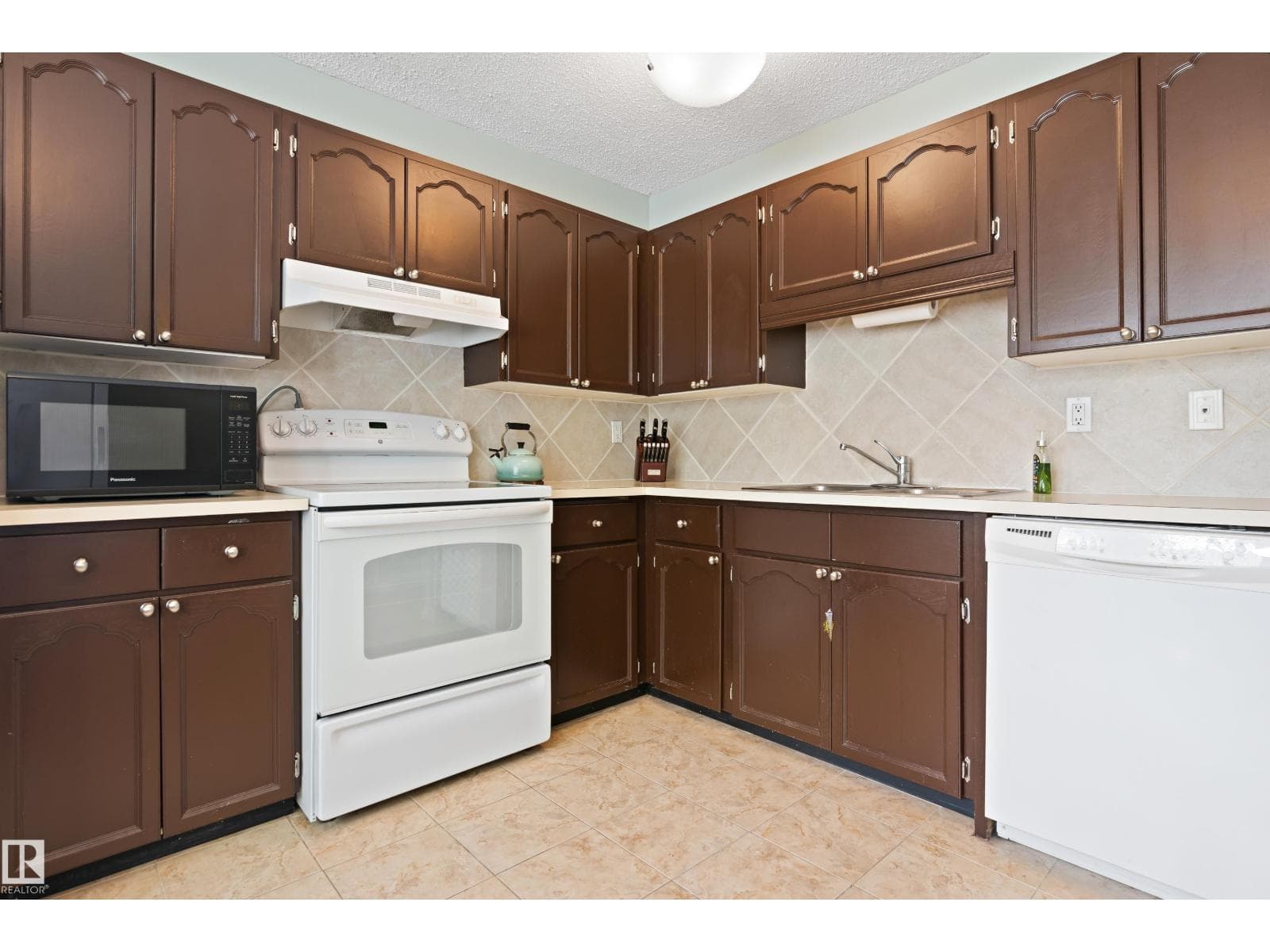 6163 38 AV NW — photo 5