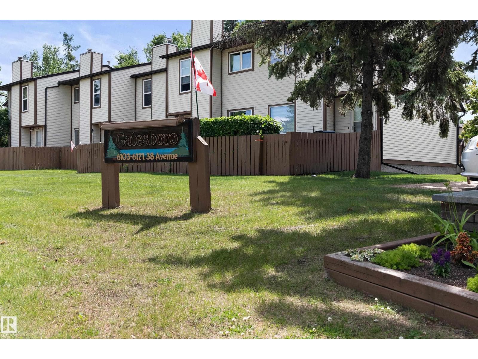 6163 38 AV NW — photo 2