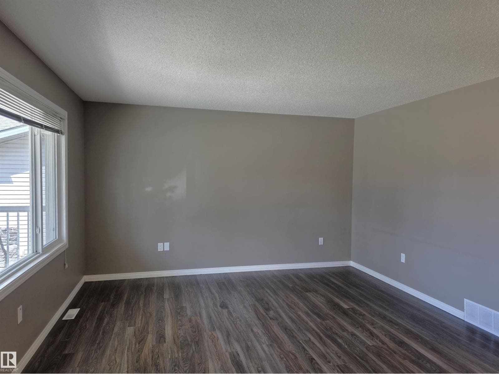 5041 45 ST — photo 3