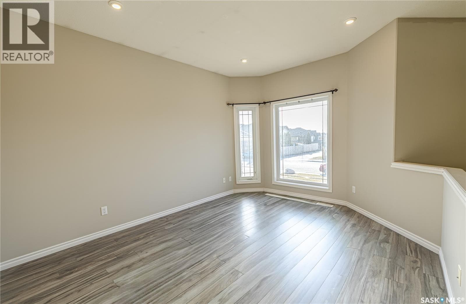 254 MacInnes STREET — photo 3