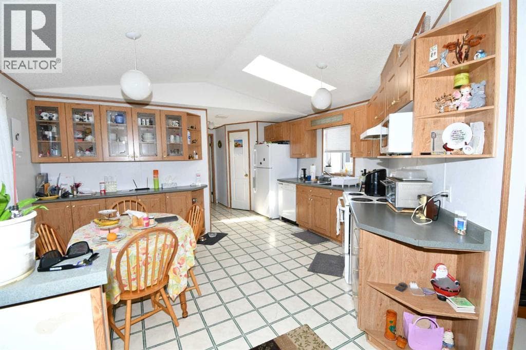 24 Maple Drive W — photo 4