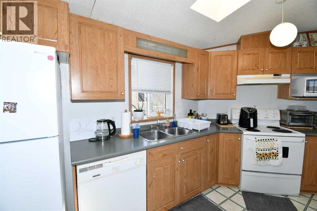 24 Maple Drive W — photo 5