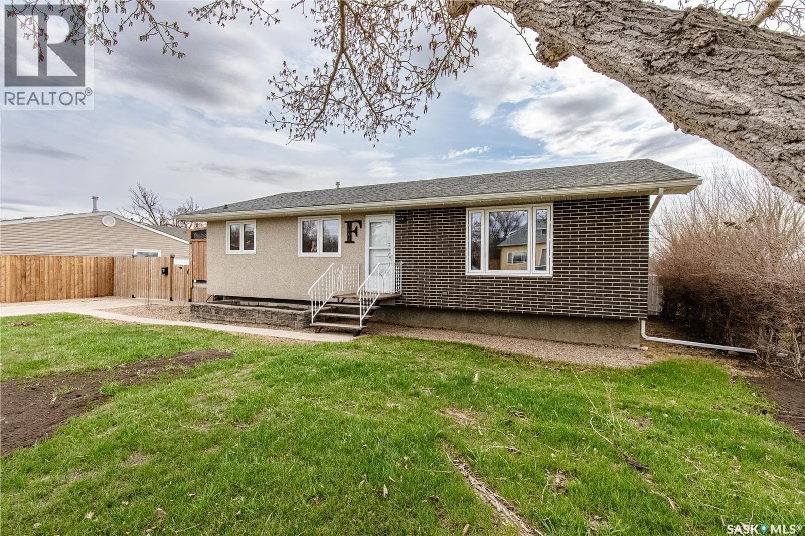 1003 Ominica STREET E — photo 2