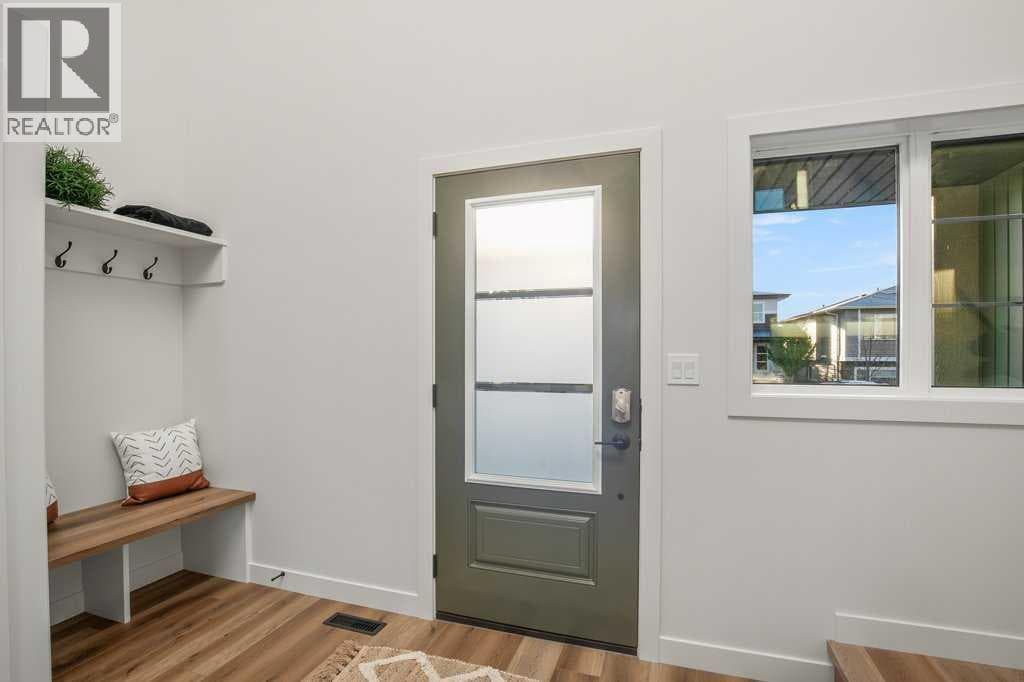 62 Eaton Crescent — photo 2