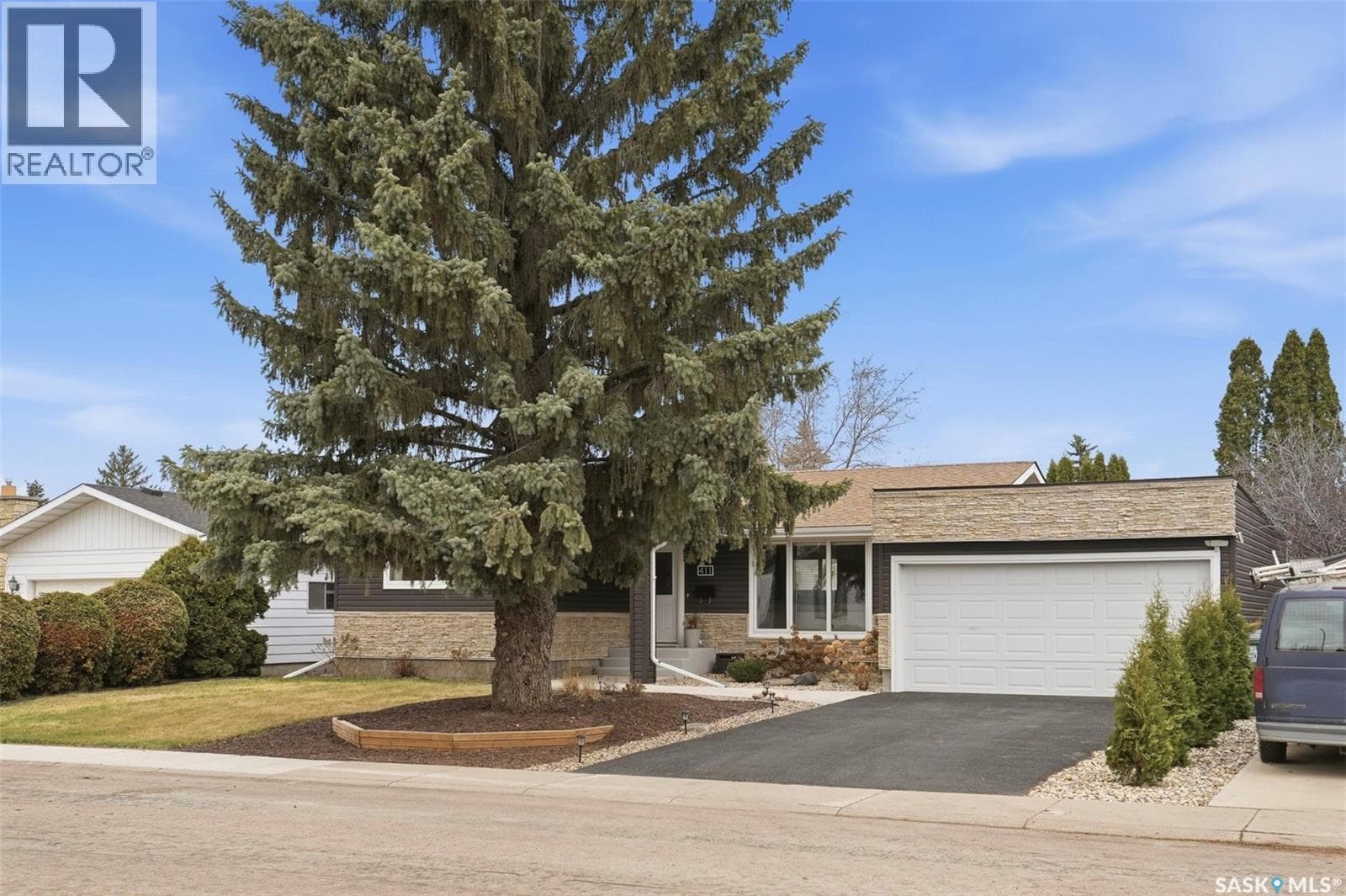 411 Auld CRESCENT — photo 2