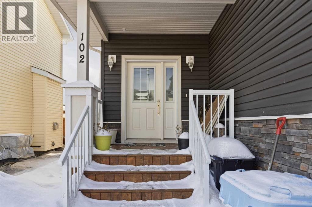 102 Athabasca Crescent — photo 2