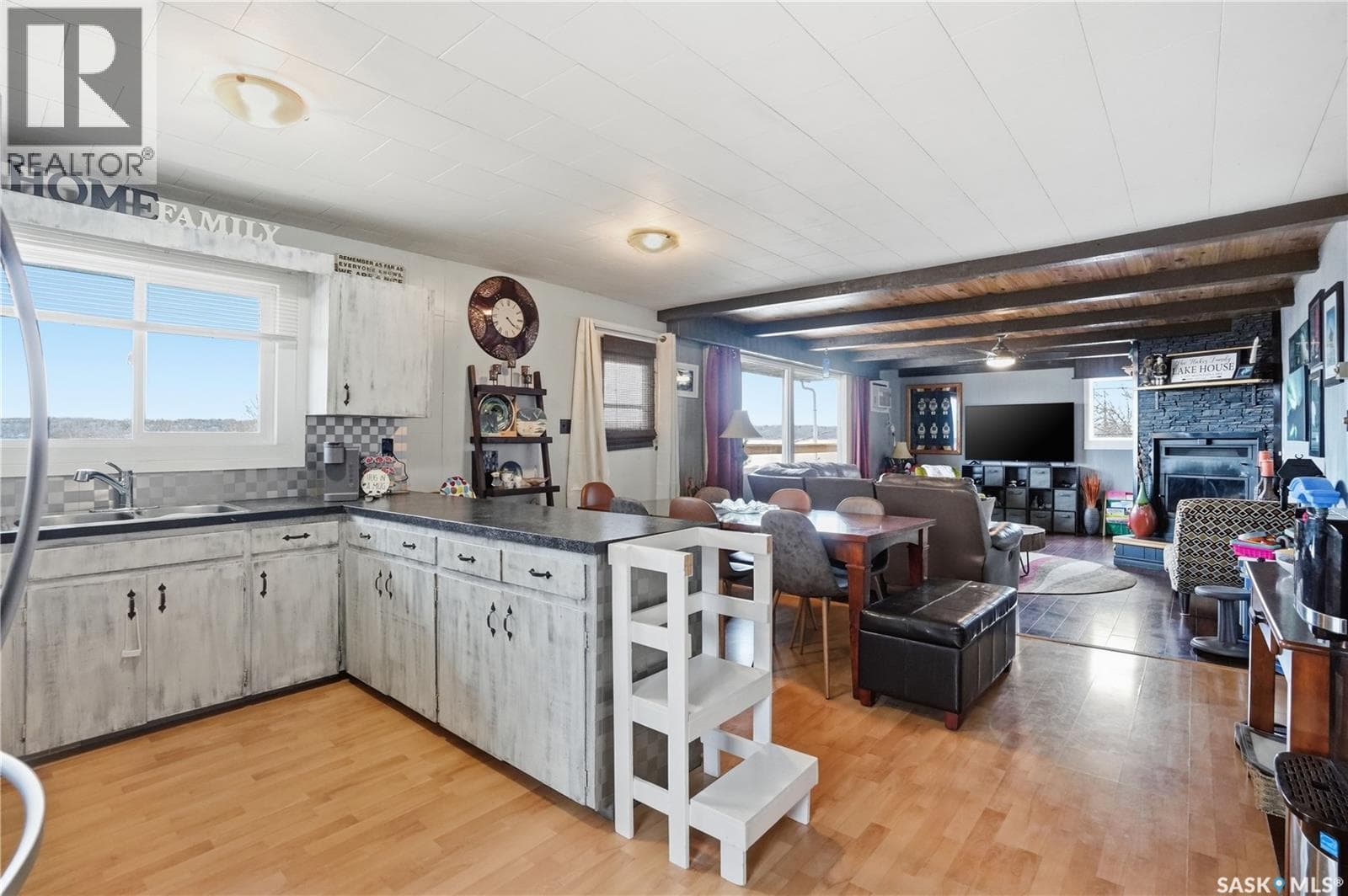 608 Aurora STREET — photo 3