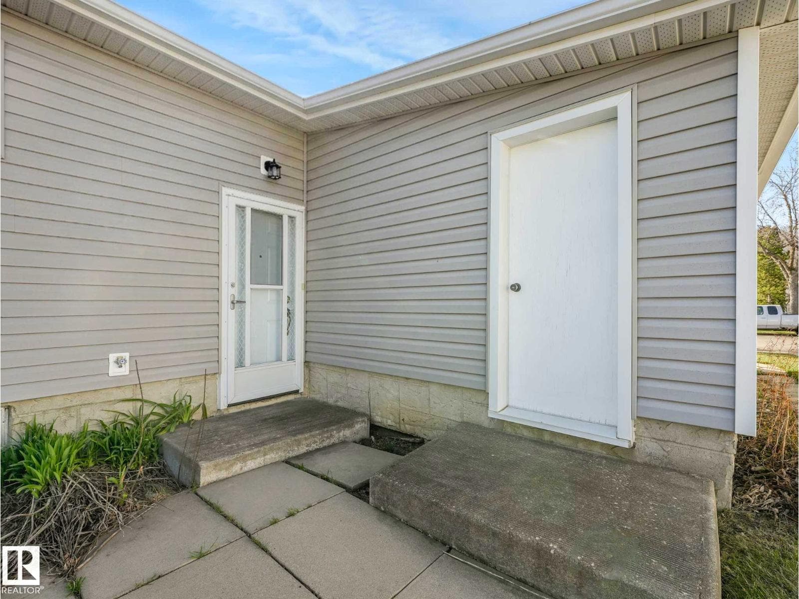 5916 148 AV NW — photo 5