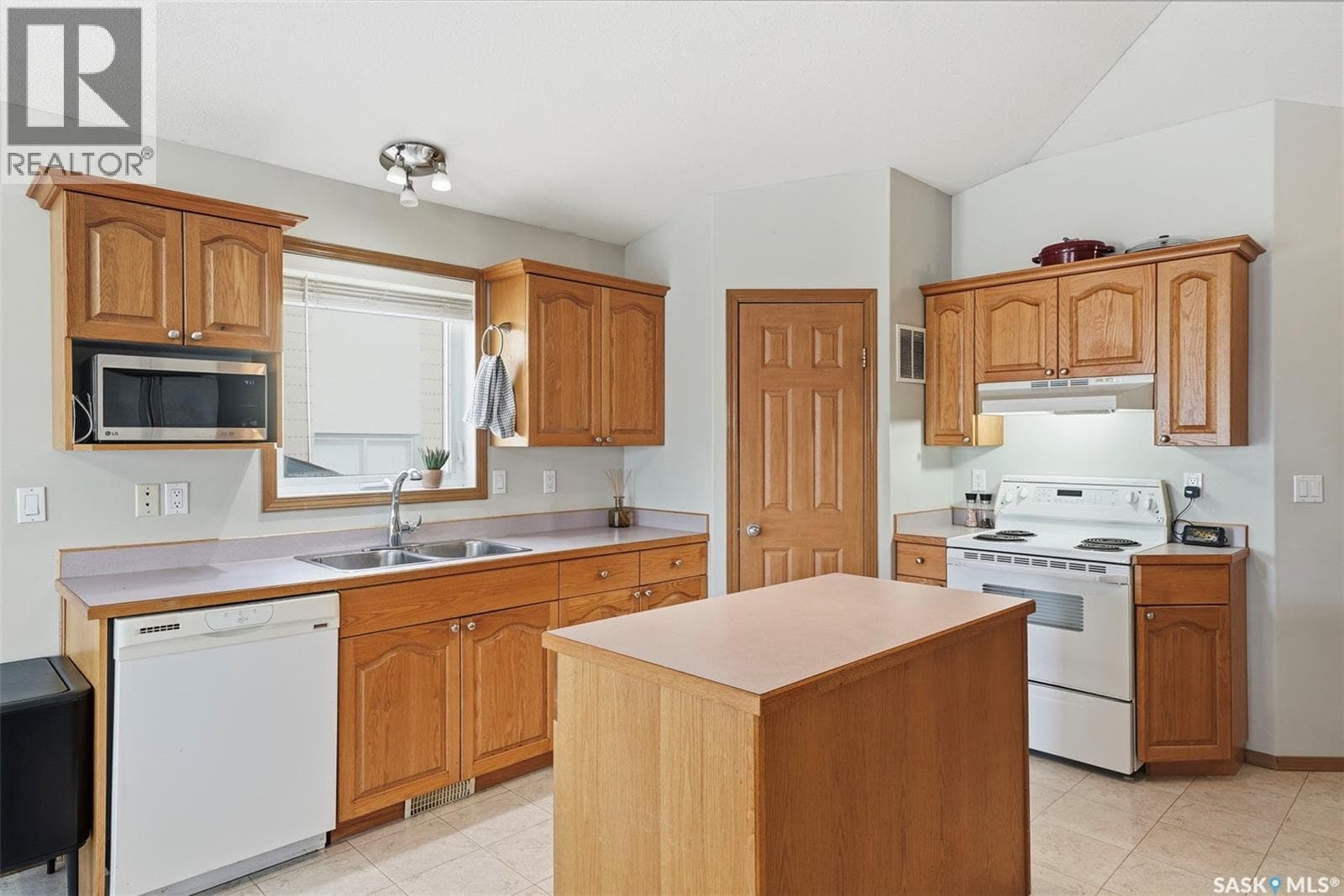 11 Columbia DRIVE — photo 2