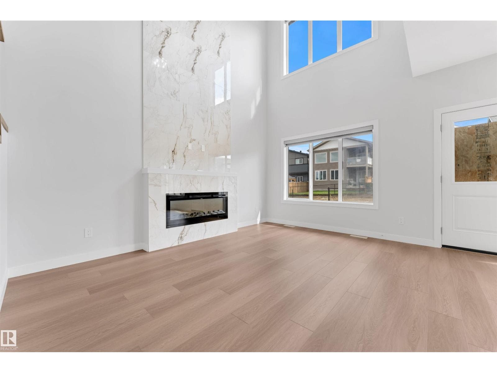 3925 39 AV — photo 2