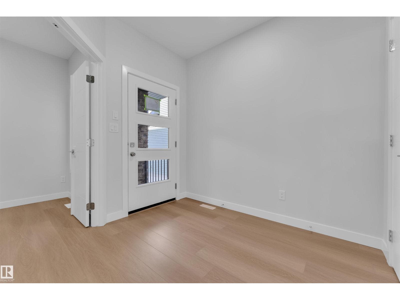 3925 39 AV — photo 3