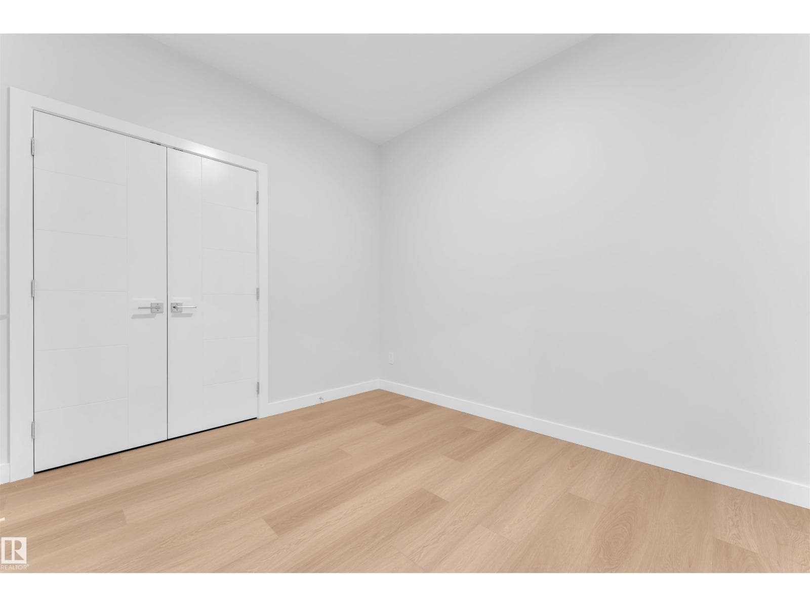 3925 39 AV — photo 4