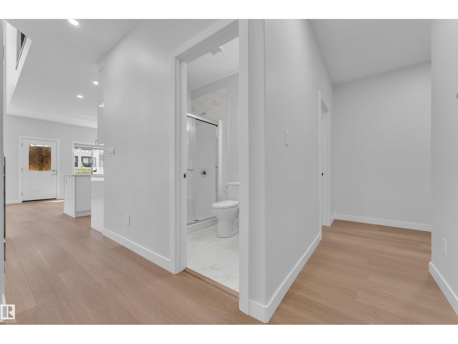 3925 39 AV — photo 5