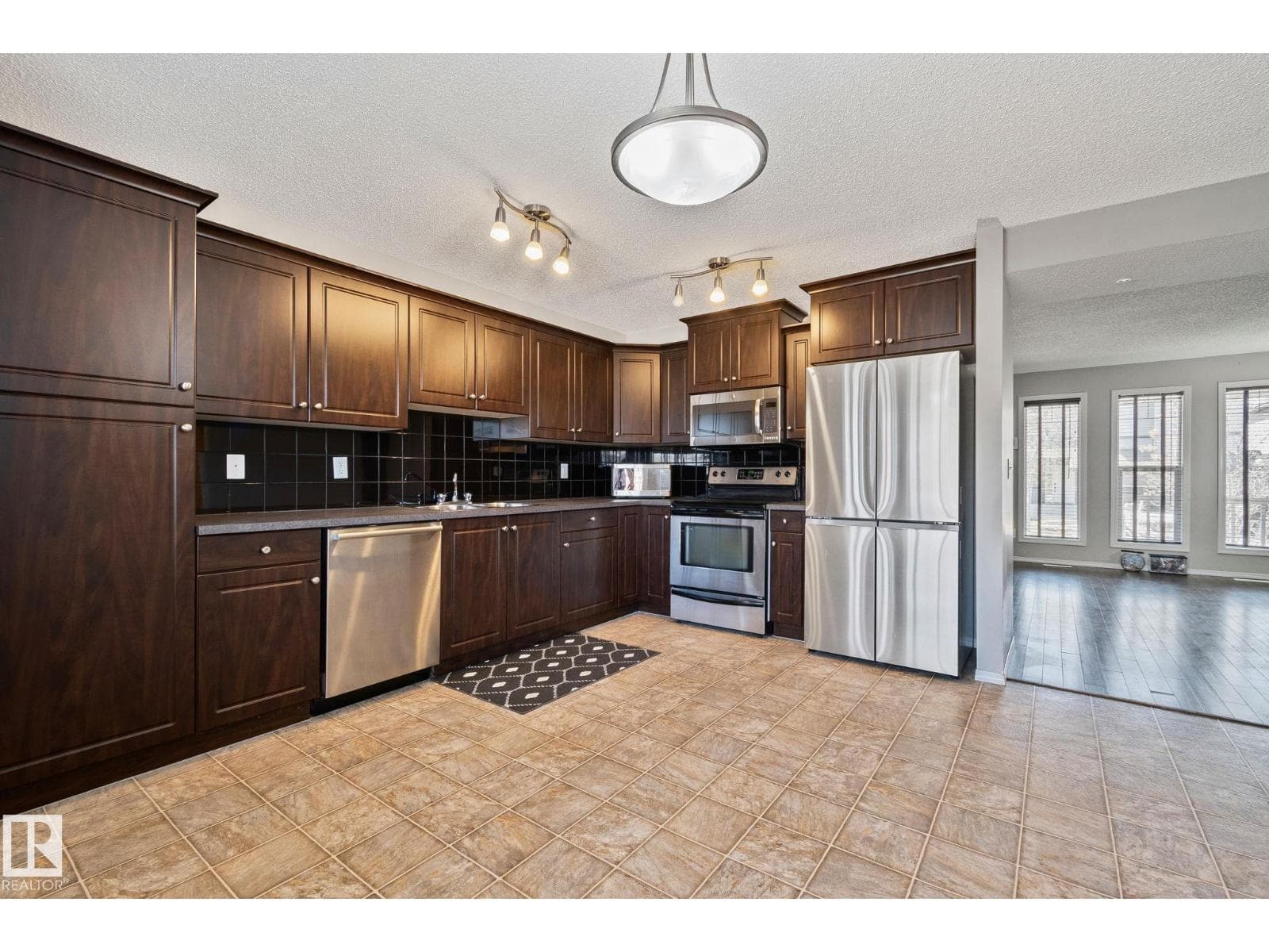 6 VIVIAN WY