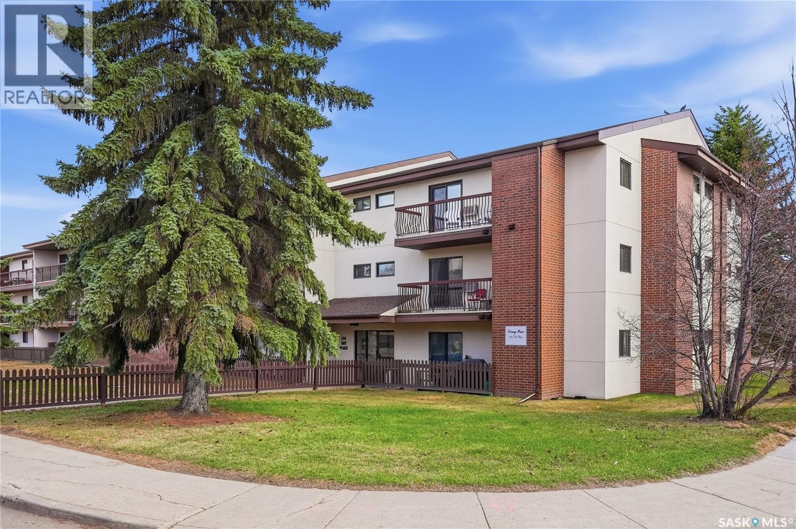 104 215 Tait PLACE — photo 3