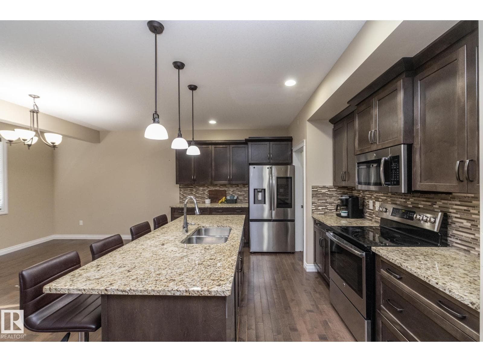151 CALEDONIA DR — photo 3
