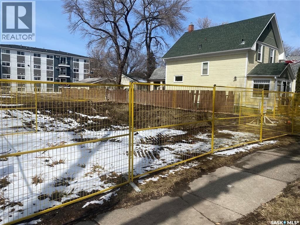 718 Lansdowne AVENUE — photo 3